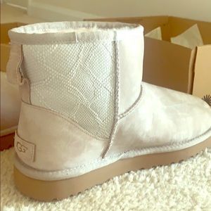 Women’s Size 10 Ugg w/Classic MiniSnake-Light Grey
